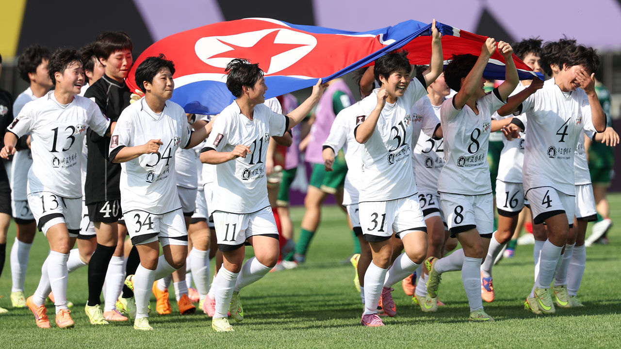 23일 수원 장안구 수원종합운동장에서 열린 아시아축구연맹(AFC) 여자 챔피언스리그(AWCL) 결승 내고향여자축구단과 도쿄 베르디 벨레자의 경기. 우승한 내고향 선수들이 인공기를 들고 달리고 있다. (사진=연합뉴스)