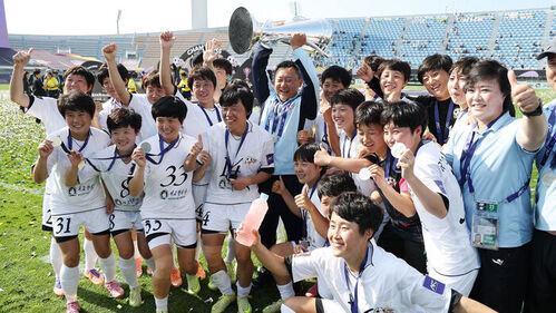 23일 수원 장안구 수원종합운동장에서 열린 아시아축구연맹(AFC) 여자 챔피언스리그(AWCL) 결승 내고향여자축구단과 도쿄 베르디 벨레자의 경기. 우승한 내고향 리유일 감독이 우승컵을 들어올리고 있다. (사진=연합뉴스)