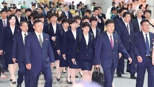 인천공항에 등장한 북 선수단&hellip;"우승 축하!" 인사했더니