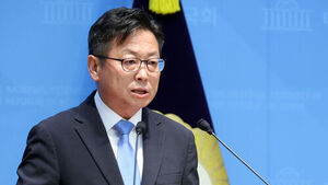 진보당 신창현 사무총장이 25일 국회 소통관에서 기자회견을 열고 더불어민주당과 진보당의 울산시장 단일화와 관련, 민주당 김상욱 후보가 후보 단일화를 위한 여론조사를 중단한 것에 대한 입장을 밝히고 있다.