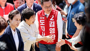 박근혜,"대전은요" 20년 만에 대전충남 찾아 이장우&middot;김태흠 지원