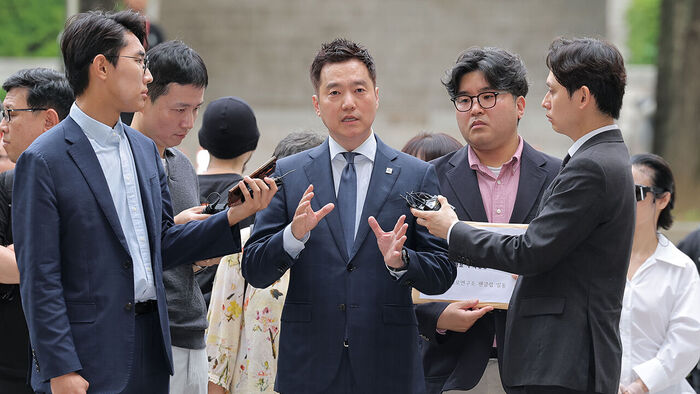 김세의 가로세로연구소 대표가 26일 서초구 서울중앙지방법원에서 열린 구속 전 피의자 심문(영장실질심사)에 출석하고 있다. (사진=연합뉴스)