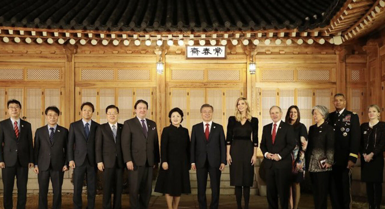 2018년 2월 문재인 대통령이 청와대 상춘재 앞에서 평창동계올림픽 폐회식의 대표단 단장 자격으로 방한한 이방카 백악관 보좌관을 비롯한 대표단과 만찬을 함께하기에 앞서 기념촬영을 하는 모습.  