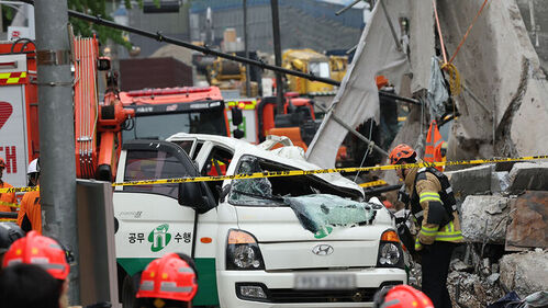 26일 붕괴 사고가 발생한 서울 서대문구 서소문 고가차도 철거 현장에서 소방 관계자들이 사고 수습 작업을 하고 있다 (사진=연합뉴스)