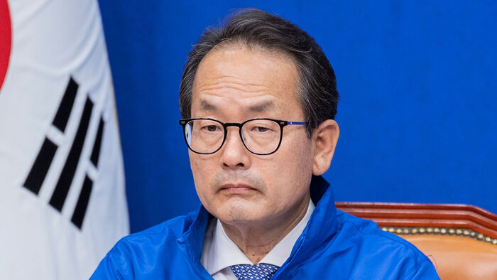 더불어민주당 강준현 수석대변인이 26일 국회에서 열린 조승래 총괄선거대책본부장 간담회에 배석해 발언을 듣고 있다 (사진=연합뉴스)