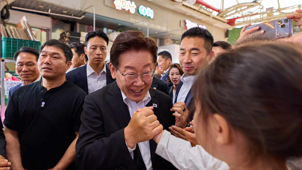 이 대통령 부부, 부산 자갈치시장 방문…