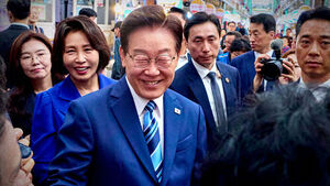 부산 시장 간 이 대통령&hellip;"여론 뒤집히니 개입" 맹비난
