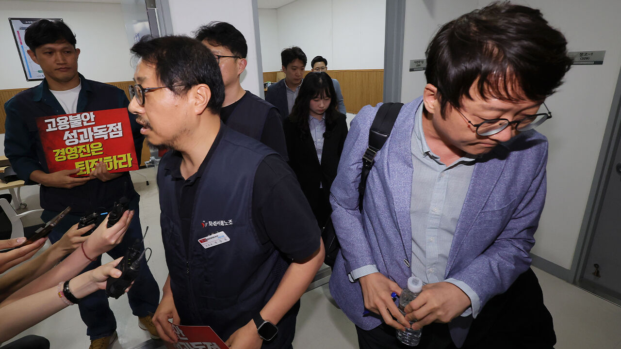 서승욱 카카오 노조 지회장과 사측 관계자들이 27일 경기 수원시 경기지방노동위원회에서 열린 카카오 노사 2차 조정 회의에 참석, 조정회의실로 들어가고 있다.