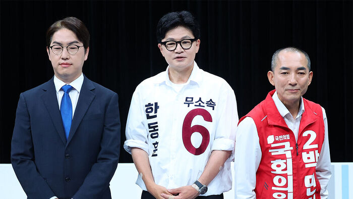 28일 오후 부산 동구 부산 MBC에서 열린 북갑 보궐선거 후보자 토론회에서 더불어민주당 하정우(왼쪽부터), 무소속 한동훈, 국민의힘 박민식 후보가 토론에 앞서 나란히 서 있다. (사진=연합뉴스)