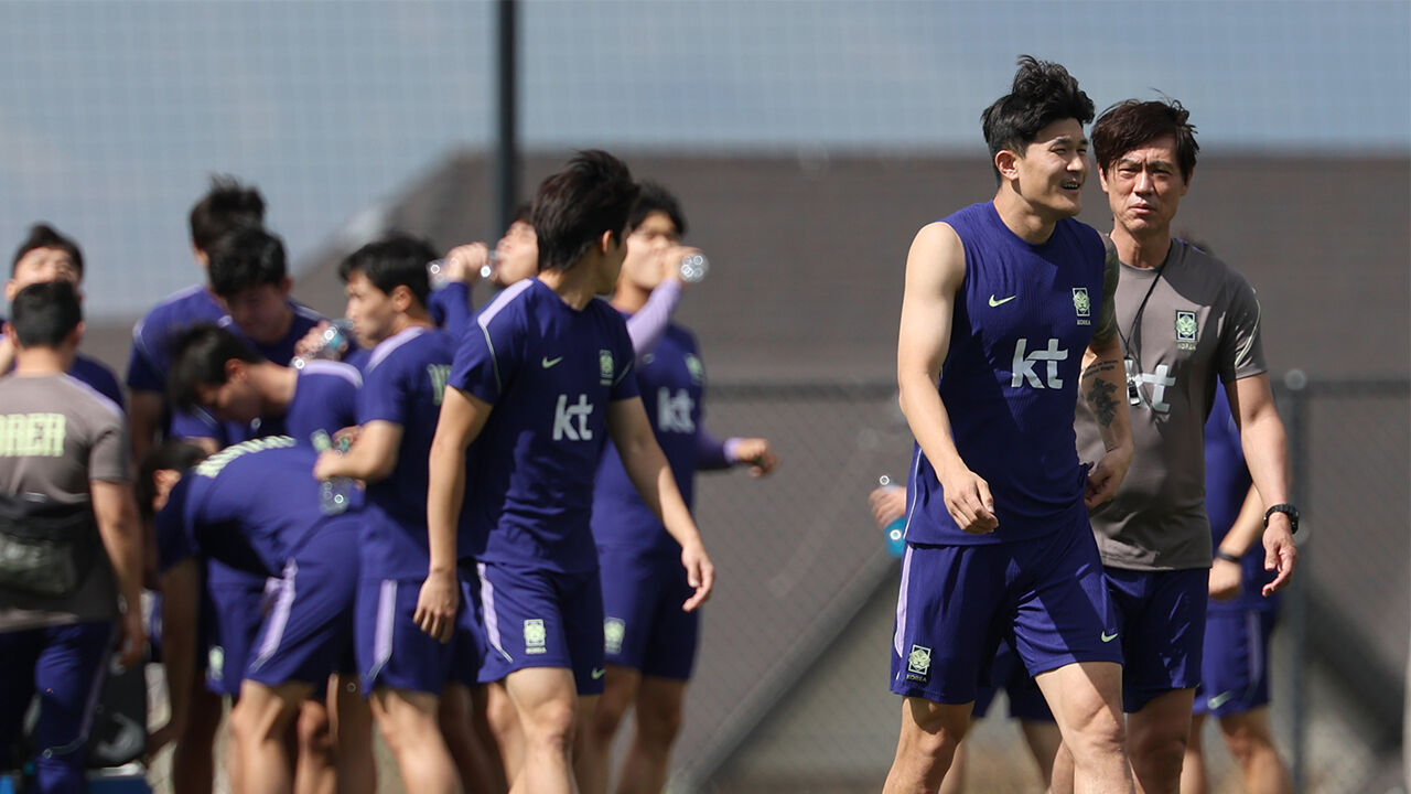 28일(현지시간) 오후 미국 유타주 헤리먼에 위치한 자이언스뱅크 트레이닝센터에서 축구 국가대표팀 홍명보 감독과 김민재가 대화하고 있다.