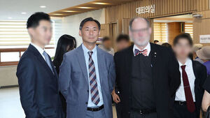 '부정선거론' 모스 탄, 경찰 출석 대신 사전 투표 현장에