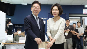이 대통령, 김 여사와 한 표&hellip;청와대 인근서 사전투표 참여