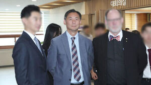 한국까지 와서 또 음모론?&hellip;황교안&middot;전광훈 만난 인물