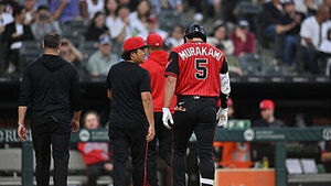 MLB 홈런 선두 무라카미, 병살 피하려다 허벅지 부상