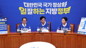 더불어민주당 조승래 총괄선거대책본부장이 31일 국회에서 6&middot;3 지방선거 관련 기자간담회를 하고 있다. 