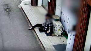 벽 짚고 주저앉은 노인&hellip;퇴근 후 나선 경찰이 찾았다