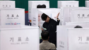 제9회 전국동시지방선거일인 3일 서울 잠전초등학교 체육관에 마련된 잠실본동 제4,5,6투표소에 유권자들이 투표를 하고 있다. (사진=연합뉴스)