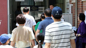 6&middot;3지방선거일인 3일 서울 서초구 반원초등학교 투표소에서 시민들이 투표를 하기 위해 입장하고 있다. (사진=연합뉴스)