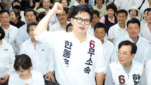 '첫 등원' 한동훈, 국힘 의원 스킨십 주력&hellip;복당은 '속도 조절'