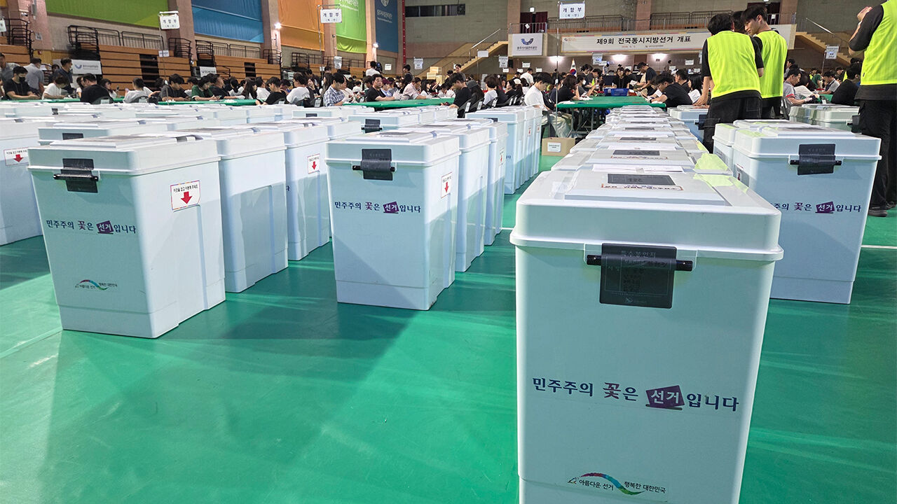 제9회 전국동시지방선거일인 3일 충북 충주시 호암체육관에 마련된 개표소에서 개표 작업이 이뤄지고 있다. (사진=연합뉴스)