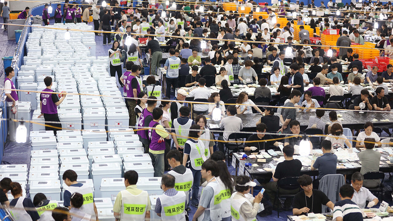 3일 오후 대구시 수성구 만촌 실내 인라인스케이트장에 마련된 6·3 지방선거 개표소에서 개표작업이 분주하게 진행되고 있다. (사진=연합뉴스)