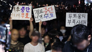 '시위대 봉쇄' 잠실7동 투표소 관계자 병원 이송
