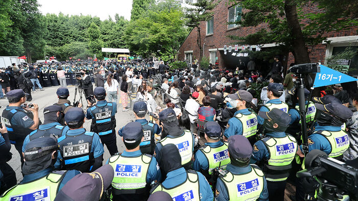 5일 제9회 전국동시지방선거 및 국회의원 재·보궐선거 투표용지 부족으로 투표 시간이 오후 10시까지 연장됐던 서울 송파구 잠실7동 제2투표소 앞에서 투표함 반출에 반대하는 시민들이 경찰과 대치하고 있다. (사진=연합뉴스)