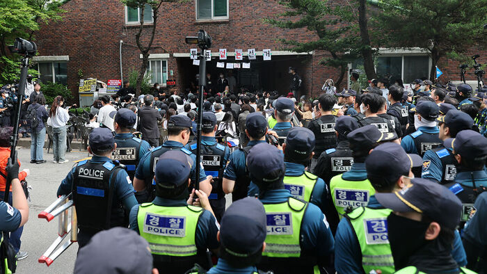 5일 제9회 전국동시지방선거 및 국회의원 재·보궐선거 투표용지 부족으로 투표 시간이 오후 10시까지 연장됐던 서울 송파구 잠실7동 제2투표소 앞에서 투표함 반출에 반대하는 시민들이 경찰과 대치하고 있다. (사진=연합뉴스)