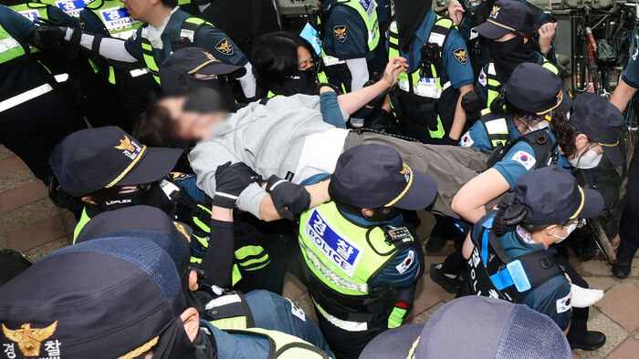 5일 서울 송파구 잠실7동 2투표소 앞에서 경찰이 투표함 이송을 위해 이를 막아선 시위대를 해산 조치하고 있다. (사진=연합뉴스)