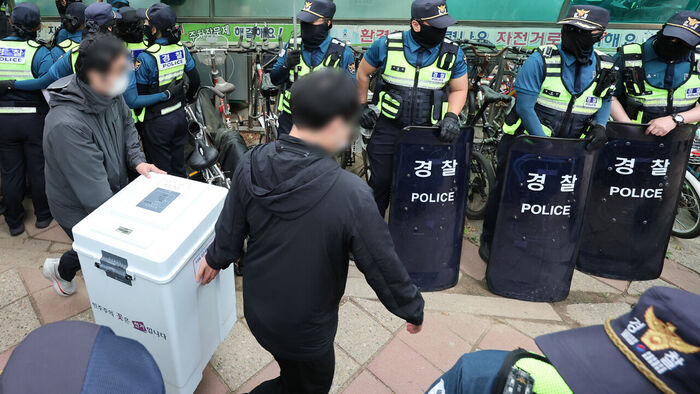 5일 서울 송파구 잠실7동 2투표소에서 경찰이 시위대를 해산 조치한 뒤 투표함이 개표소로 이송되고 있다. (사진=연합뉴스)