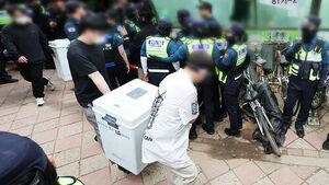 봉쇄 사흘 만에&hellip;'잠실 투표소' 투표함 2개 반출