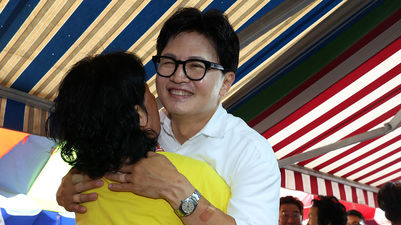 구포시장 상인과 포옹하는 한동훈 당선인 (사진=연합뉴스)