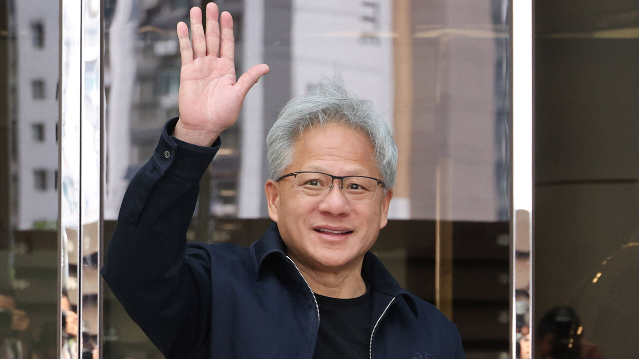 엔비디아 젠슨 황 최고경영자(CEO)가 5일 전용기편으로 서울 강서구 김포비즈니스항공센터(SGBAC)에 도착해 센터를 나서며 인사하고 있다. (사진=연합뉴스)