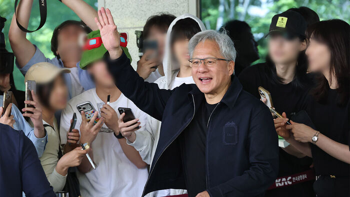엔비디아 젠슨 황 최고경영자(CEO)가 5일 전용기편으로 서울 강서구 김포비즈니스항공센터(SGBAC)에 도착해 팬들에게 인사하고 있다. (사진=연합뉴스)