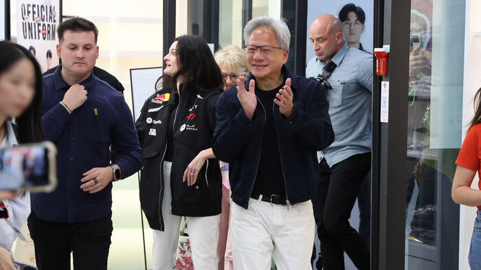 Jensen Huang Praises South Korea as "Optimal Market," Gifts GPU to Faker