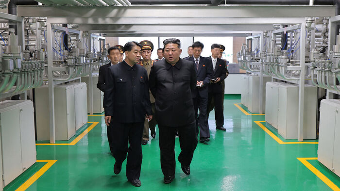 김정은 북한 국무위원장이 지난 3일 최성남 군수공업부 부부장과 함께 새로 가동한 핵물질 생산공장을 돌아보고 있다.