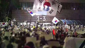 밤새 이어진 잠실 개표소 시위&hellip;선관위 직원 고립