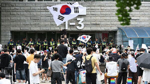 2030 몰려간 잠실 개표소&hellip;성조기 팔자 "광화문 아냐"