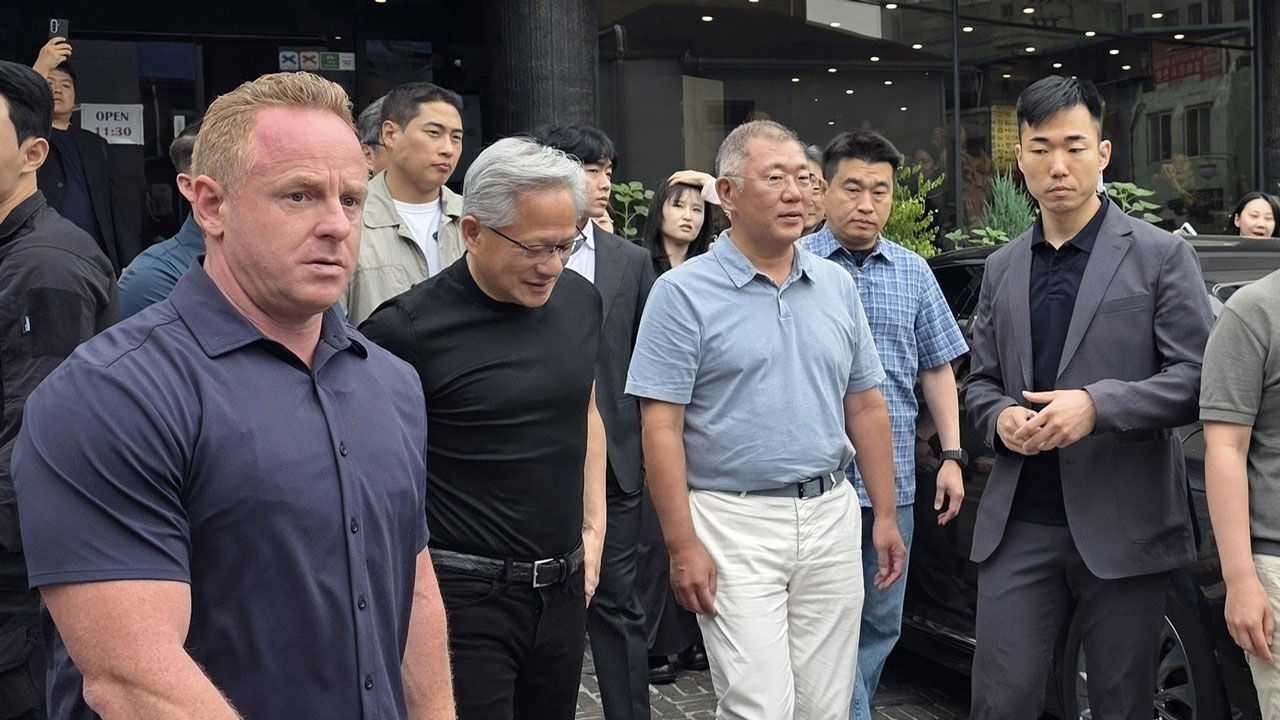 젠슨 황 엔비디아 최고경영자(CEO)와 정의선 현대차그룹 회장이 7일 서울 종로구 우래옥에서 식사를 마친 뒤 식당을 나서고 있다.  (사진=독자 제공, 연합뉴스)