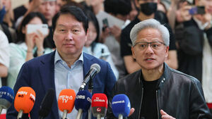 젠슨 황 엔비디아 최고경영자(CEO)가 8일 서울 종로구 SK서린빌딩에서 최태원 SK그룹 회장을 만난 뒤 브리핑하고 있다.