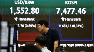 급락장에 코스피 서킷 브레이커가 발동된 8일 서울 하나은행 본점 딜링룸에서 딜러들이 업무를 보고 있다.