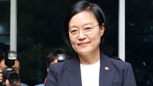한성숙 국무총리 후보자가 8일 서울 종로구 통의동 금융감독원 연수원에 마련된 인사청문회 준비 사무실로 출근하며 취재진 질문에 답하고 있다. 