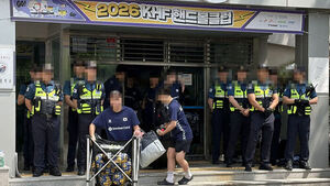잠실개표소 시위 나흘차&hellip;핸드볼 선수들&middot;타이완 기자 봉변 당해