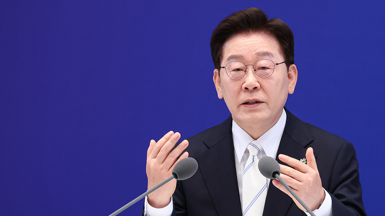 이 대통령 "북한, 지금도 핵 물질 생산…반드시 비핵화 향해 가야"