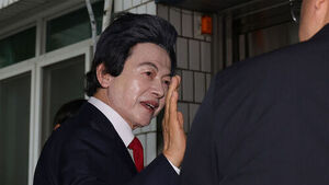 5월 16일 오후 경기도 의정부시 가능동 의정부지방법원에서 사기와 정치자금법 위반, 준강제추행 등의 혐의를 받는 허경영 국가혁명당 명예대표가 구속 전 피의자심문에 앞서 취재진 질문에 답변하고 있다. (사진=연합뉴스)