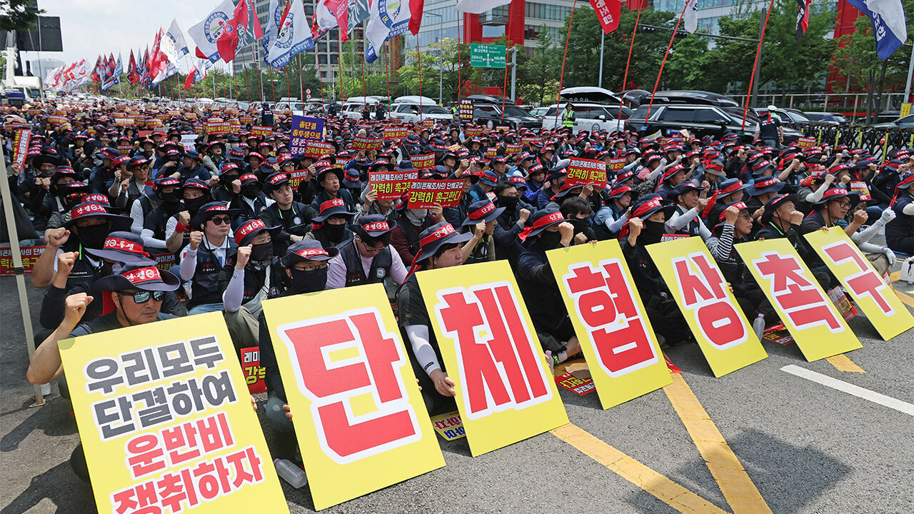 전국레미콘운송노조 조합원이 8일 서울 여의도 인근에서 단체협상 촉구 및 임단협 쟁취 결의대회를 하고 있다.