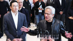 구광모 LG 회장과 검은 가죽 재킷을 입은 젠슨 황 엔비디아 CEO가 대화하는 모습.