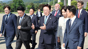 이 대통령 출국장 김 총리 나오고 정청래 안보여&hellip;청와대 "환송 인원 최소화"