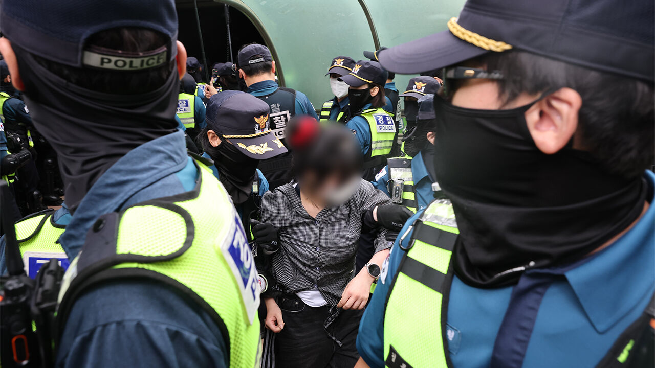 투표함 이송 위해 시위대를 해산 조치하는 경찰
