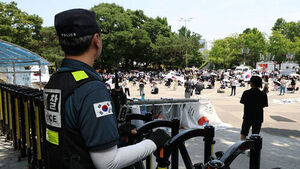 개표소 앞 시위 참가자, 소지품 검사도&hellip;경찰청 "불법 행위 엄정 조치"